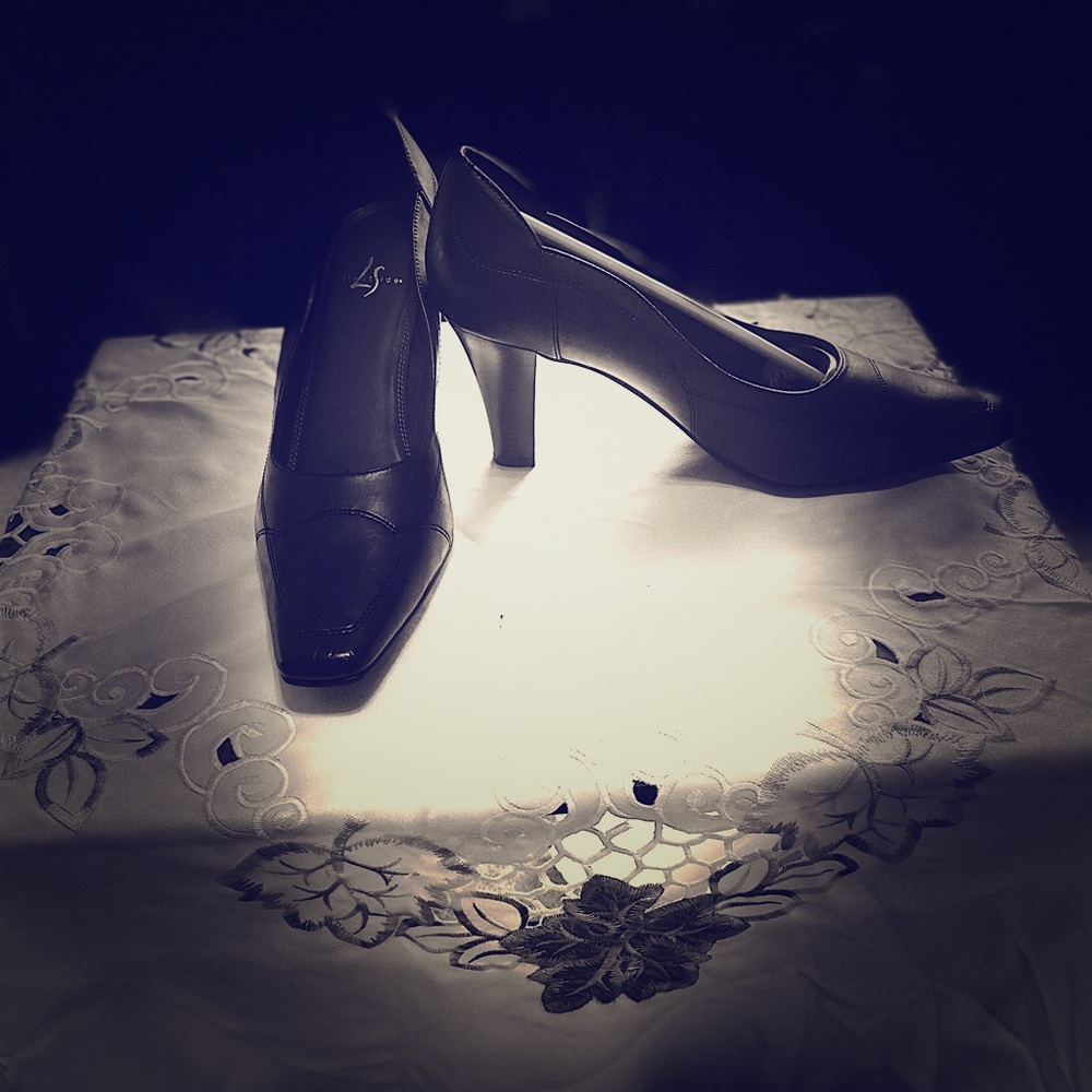 Genuine leather black pumps